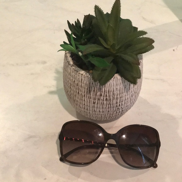 Chanel sunglasses like new! - Picture 2 of 8